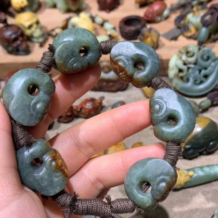 未镶嵌岫岩河磨玉（透闪石质玉）挂件