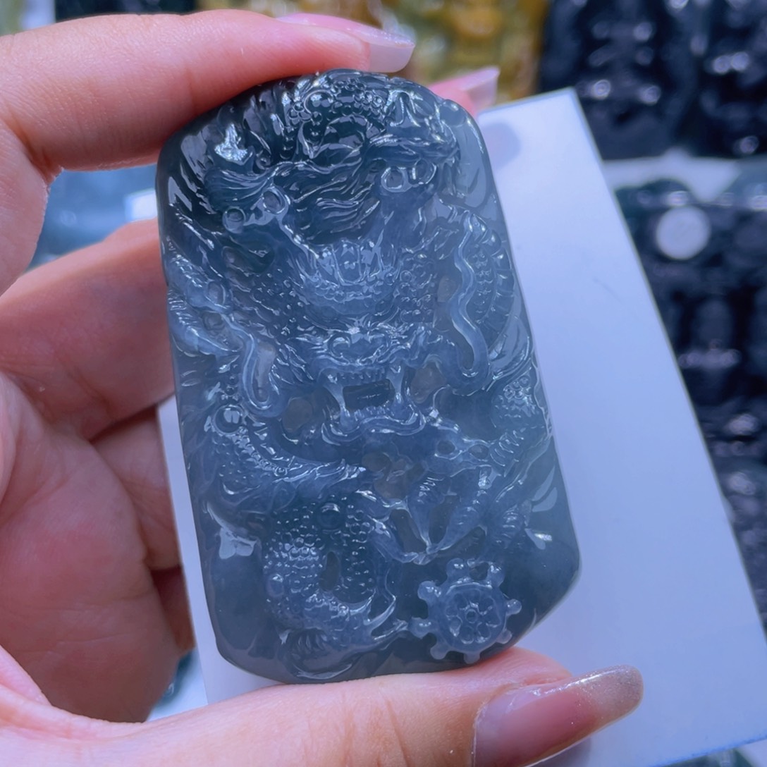 翡翠颈饰未镶嵌锅***孩