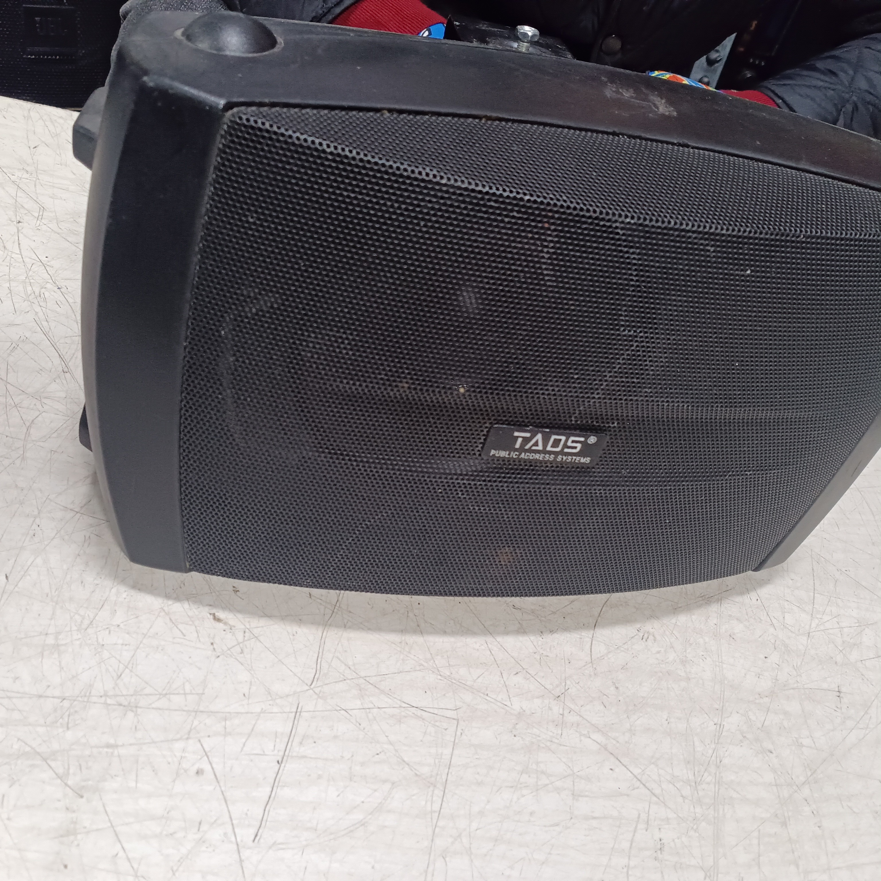 不包邮，挂壁箱一对，正常使用