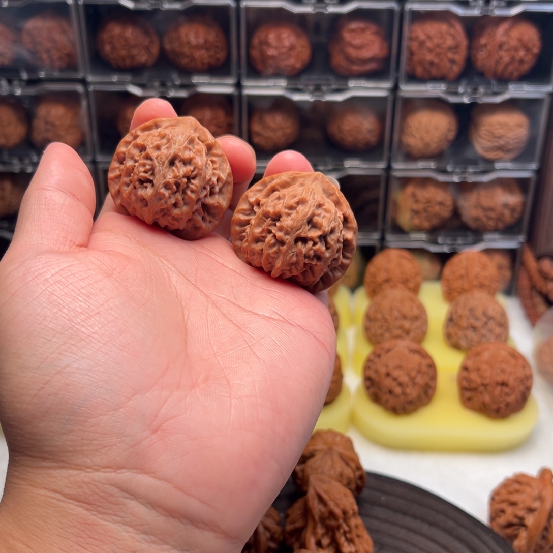 埃***地文玩核桃吊坠宫灯