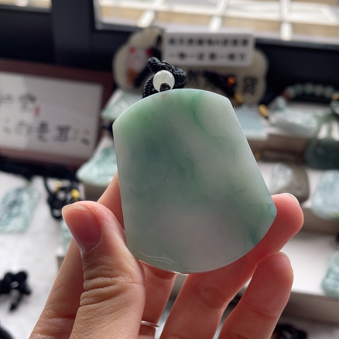 翡翠未镶嵌颈饰无事牌