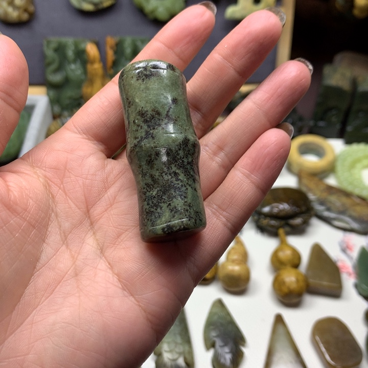 透闪石质玉未镶嵌颈饰