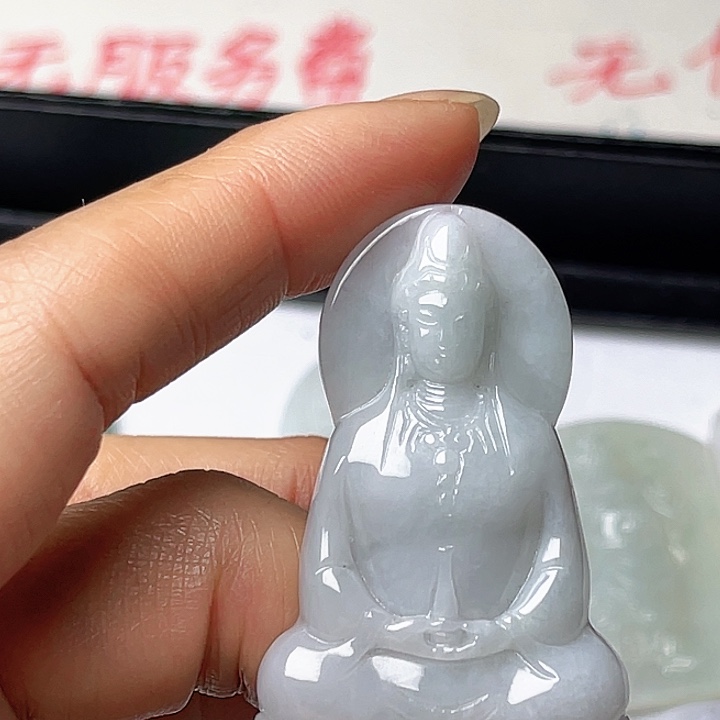 翡翠未镶嵌颈饰观音