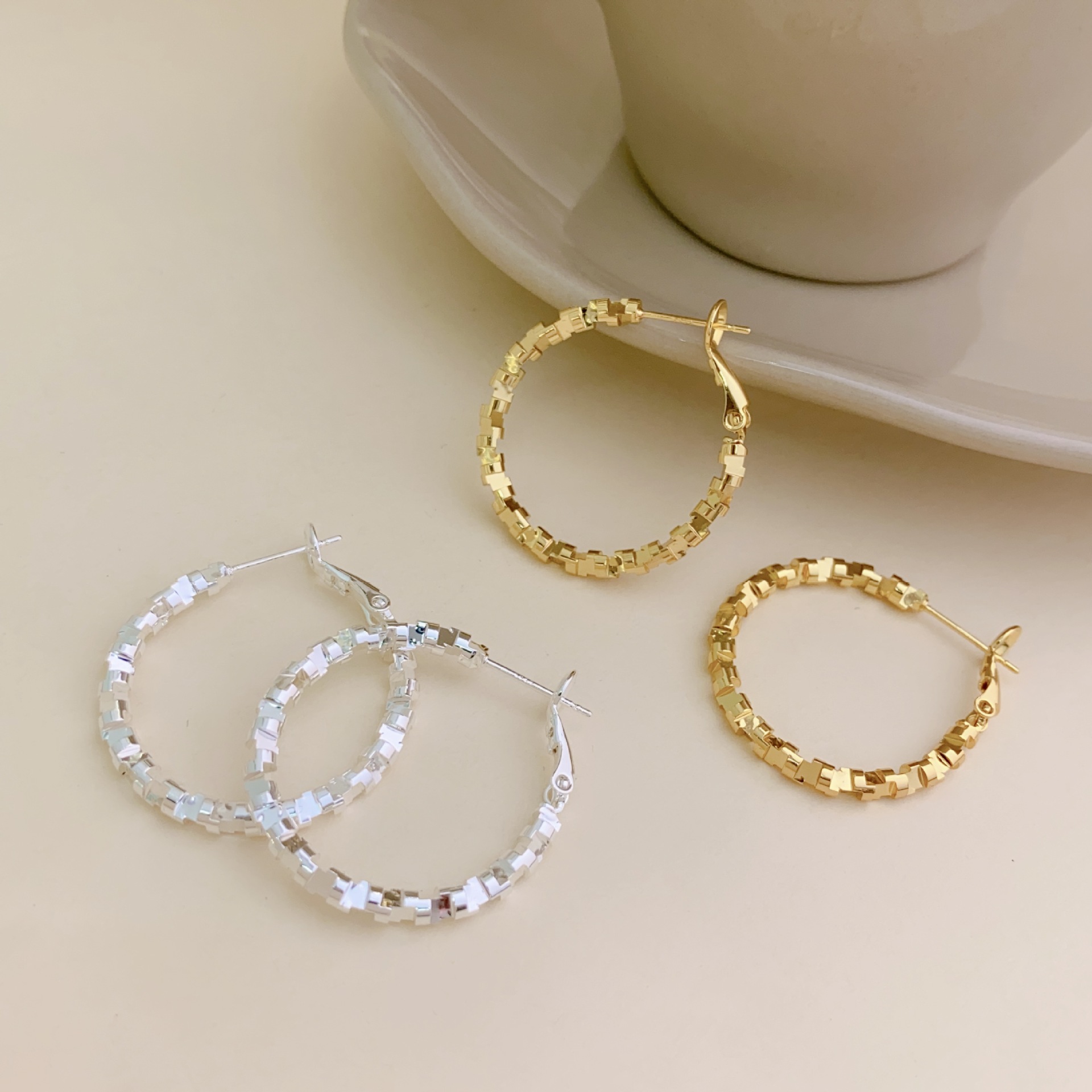 铜合金耳饰 轻奢高级感新款气质耳圈耳饰不规则切面百搭圈圈耳环