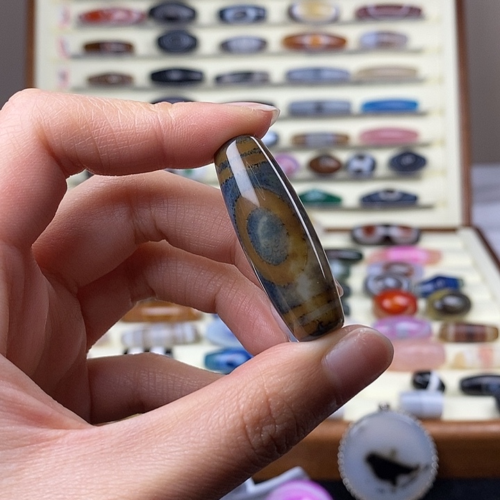 刘***工玛瑙/玉髓未镶嵌颈饰