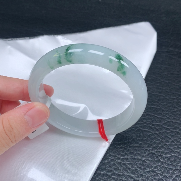 翡翠手镯未镶嵌。