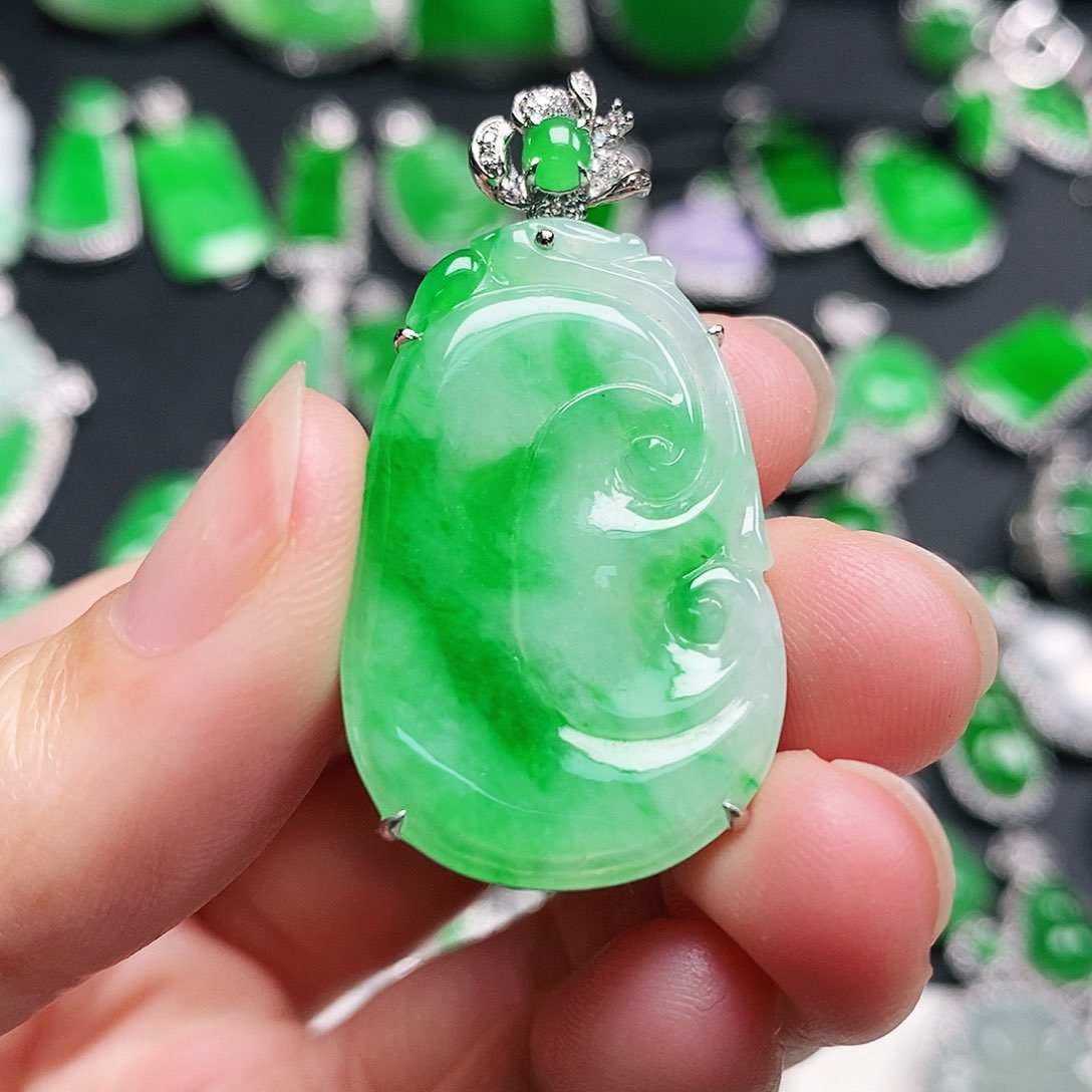 翡翠颈饰18K金镶嵌如意