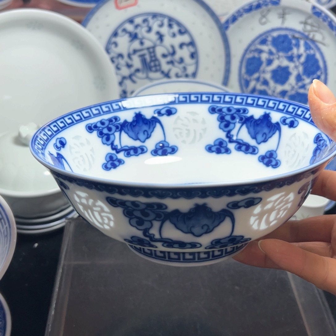 青花7寸雕刻五福面碗