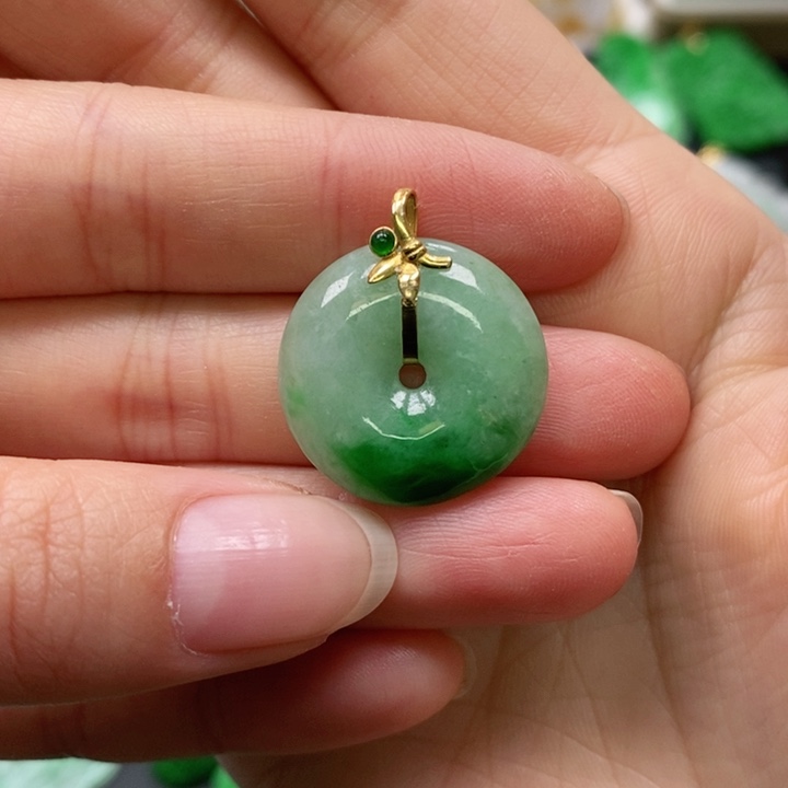 翡翠颈饰未镶嵌吊坠