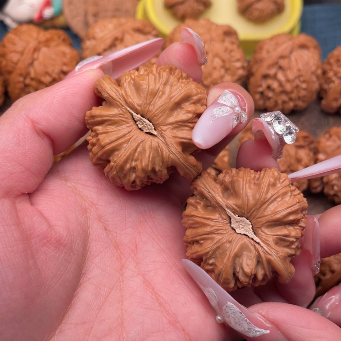 把件文玩核桃全品粗棱白狮子41，卡姿兰底