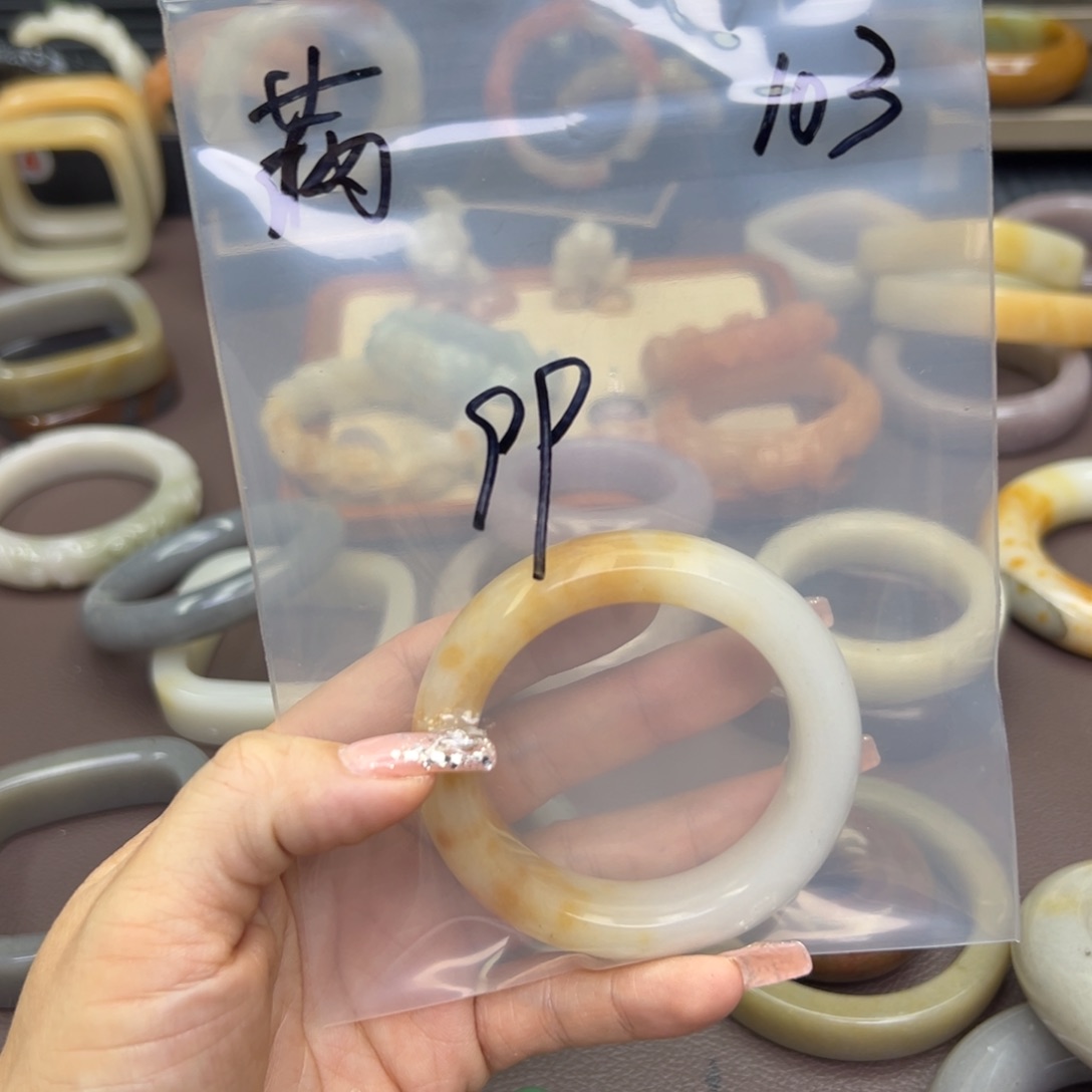 石英质玉手镯未镶嵌满*