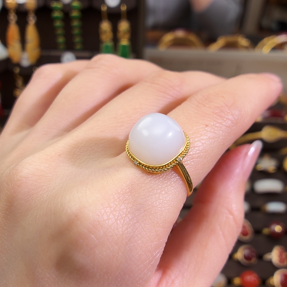 颈饰18K金镶嵌和田玉