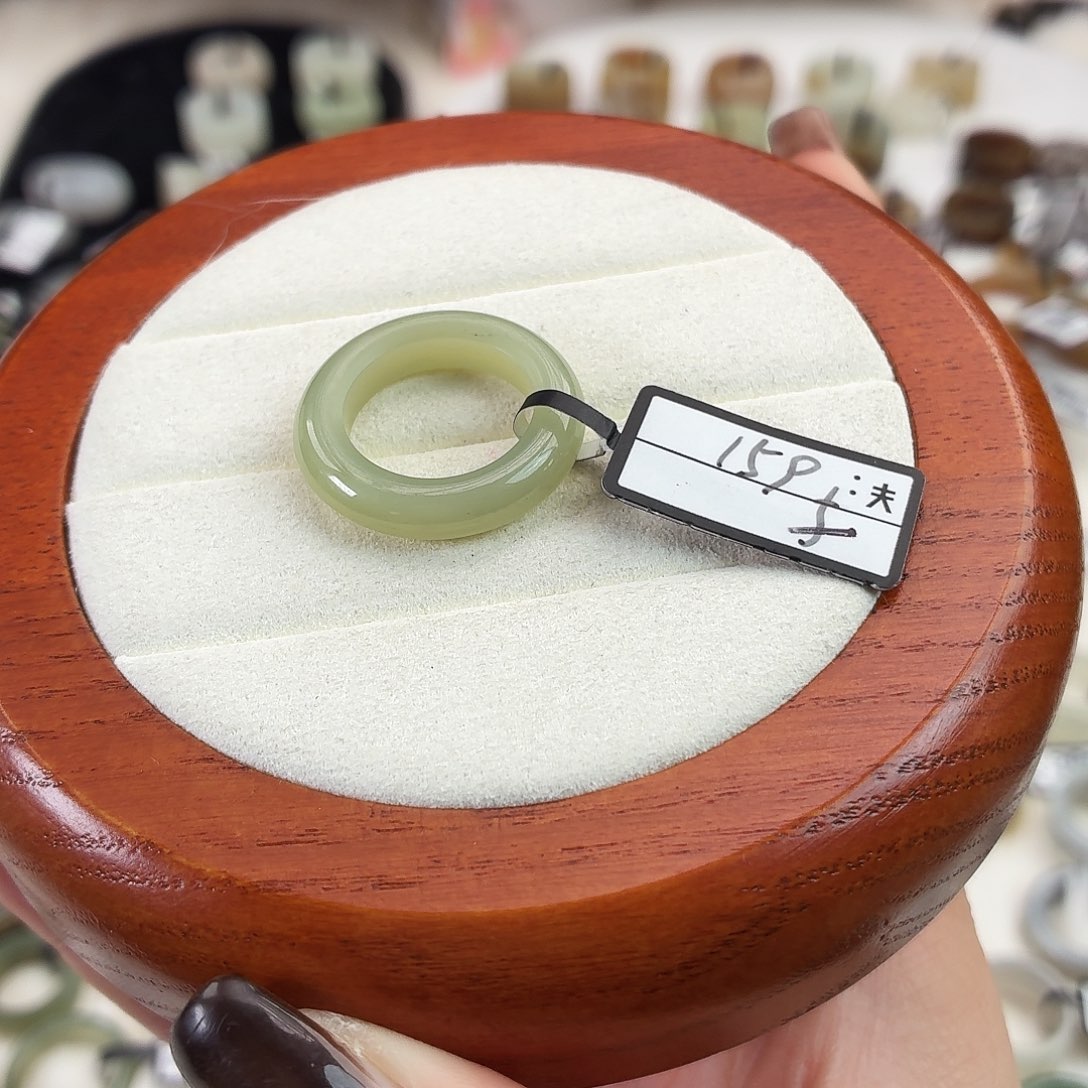 和田玉（糖玉）未镶嵌戒指Q40奶绿泥鳅背