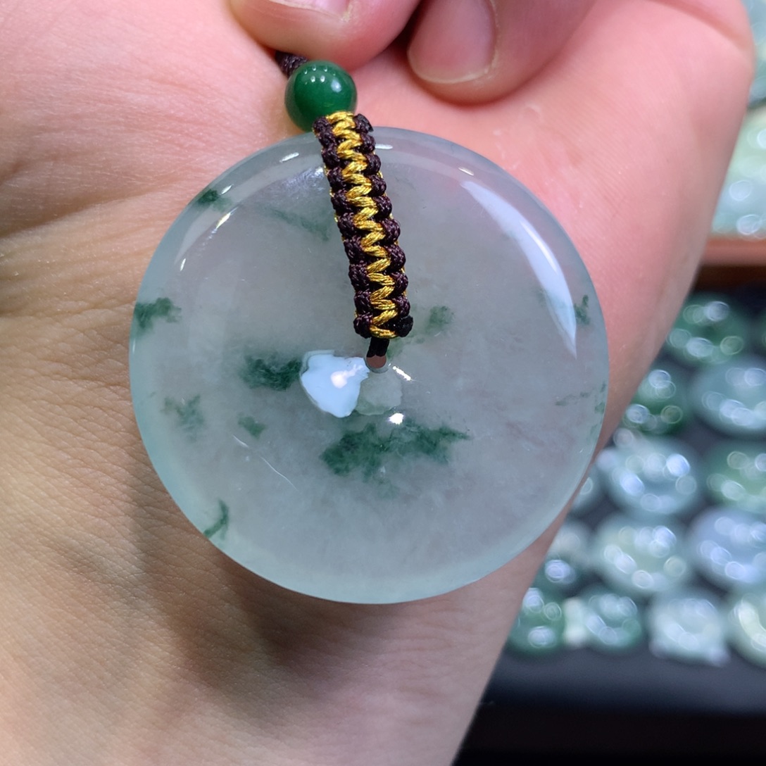 翡翠颈饰未镶嵌平安扣