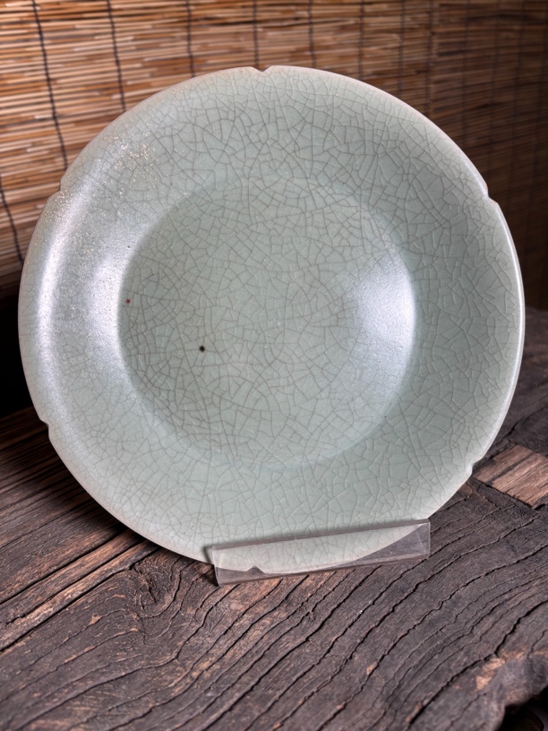 汝瓷天青色花边盘