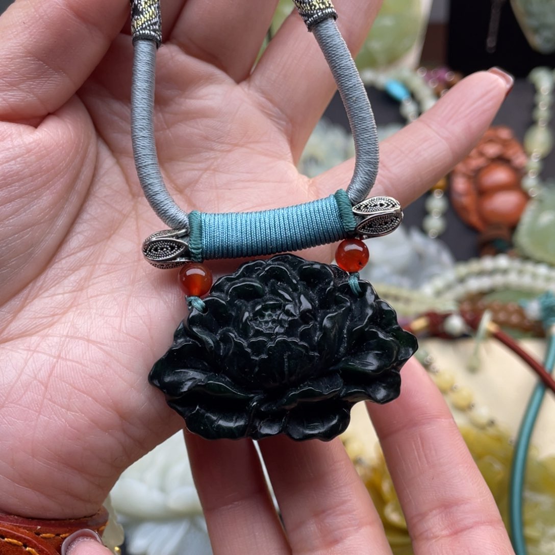 蛇纹石玉颈饰未镶嵌