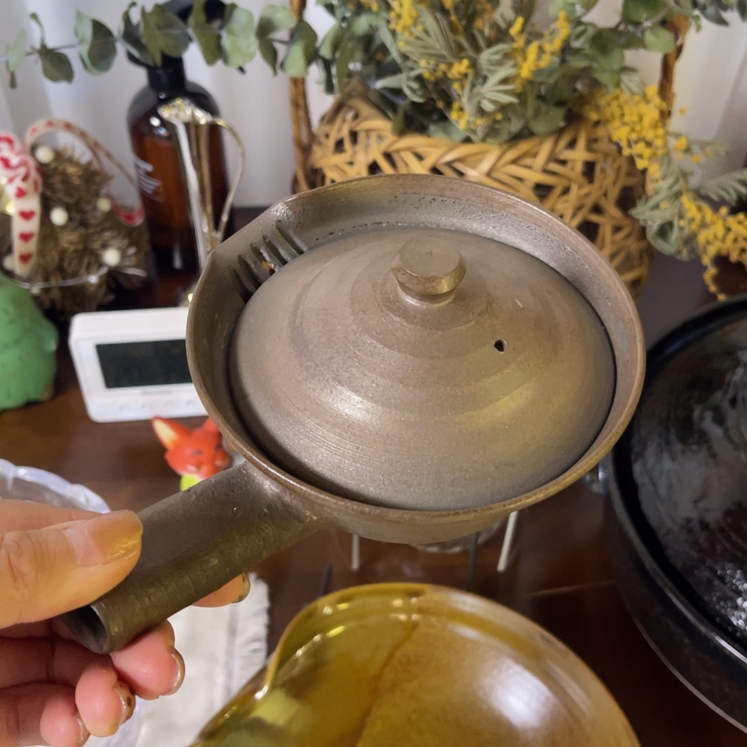 刘***柔瓷片粗陶侧把壶绞出水口口沿一处没挂好釉