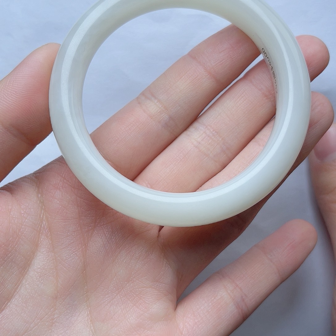 和田玉手镯56圈口。k k未镶嵌