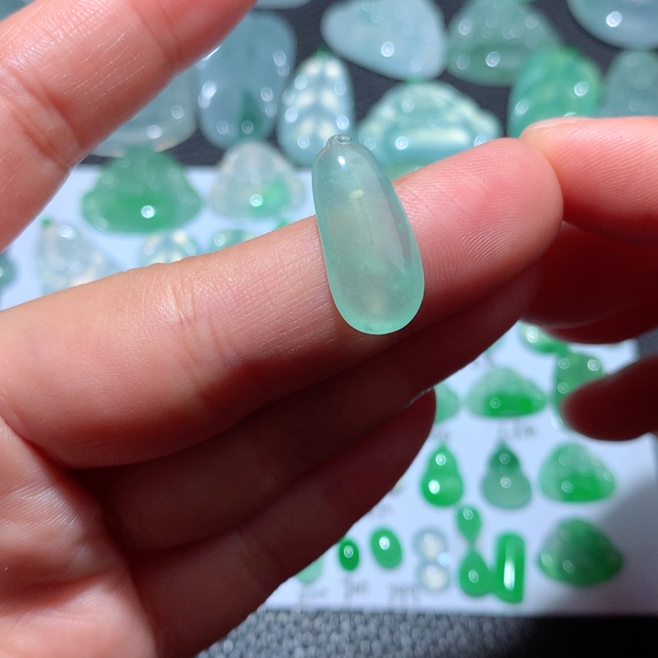 翡翠颈饰未镶嵌天然翡翠福瓜