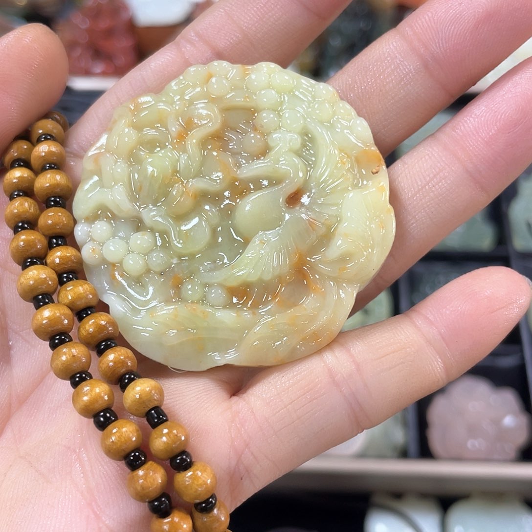 蛇纹石玉颈饰合金