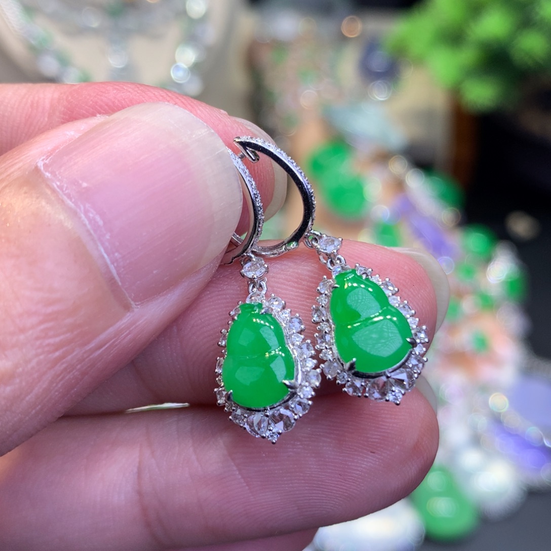 18K金镶嵌翡翠耳饰