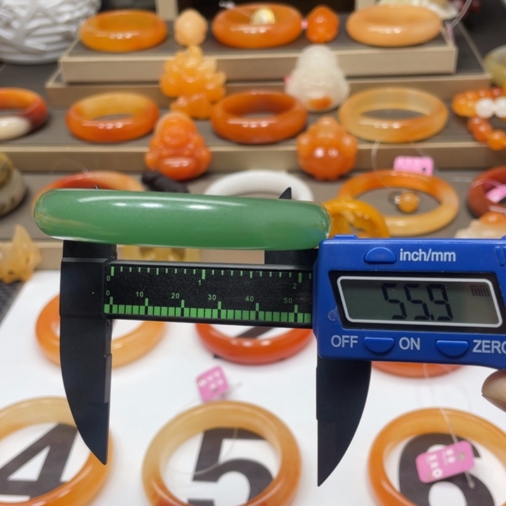 未镶嵌石英质玉（黄龙玉）手镯