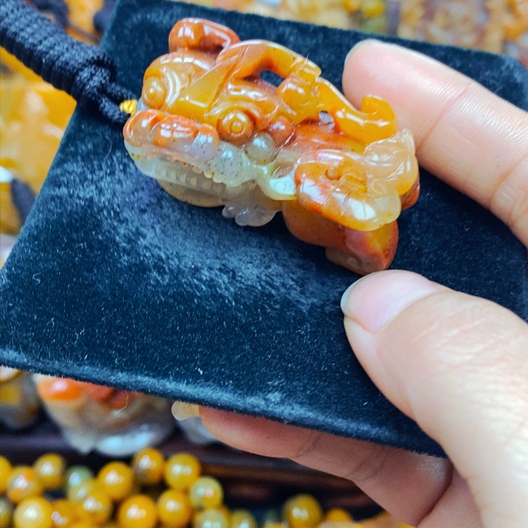 未镶嵌石英质玉（黄龙玉）颈饰