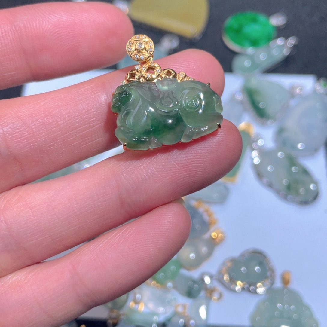 翡翠颈饰18K金镶嵌翡翠