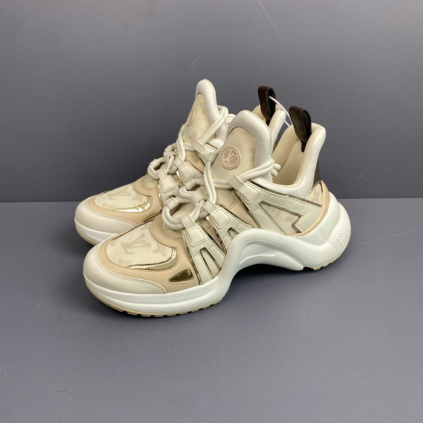 95新 LouisVuitton/路易威登 39码拱桥香槟金 休闲鞋 穿的不多250