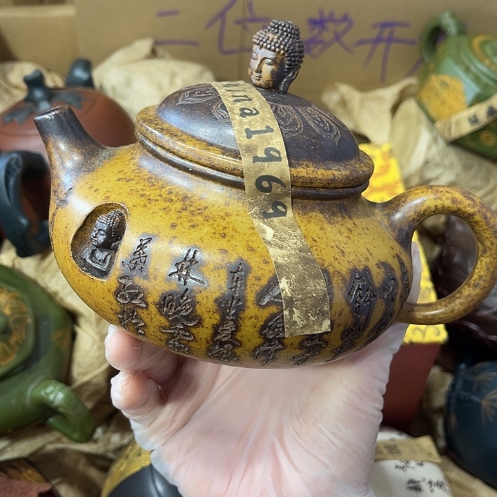 紫砂茶壶原矿泥料，手工制作的一把紫砂壶。