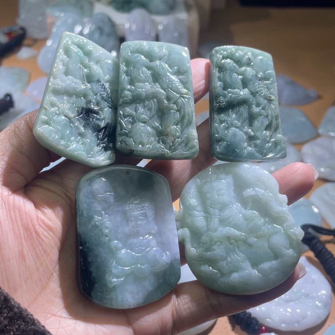 翡翠未镶嵌颈饰翡翠，微瑕