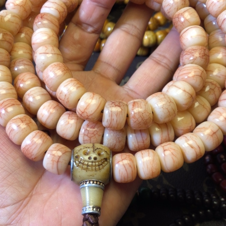 用***3手串搭配技巧白色衬衫