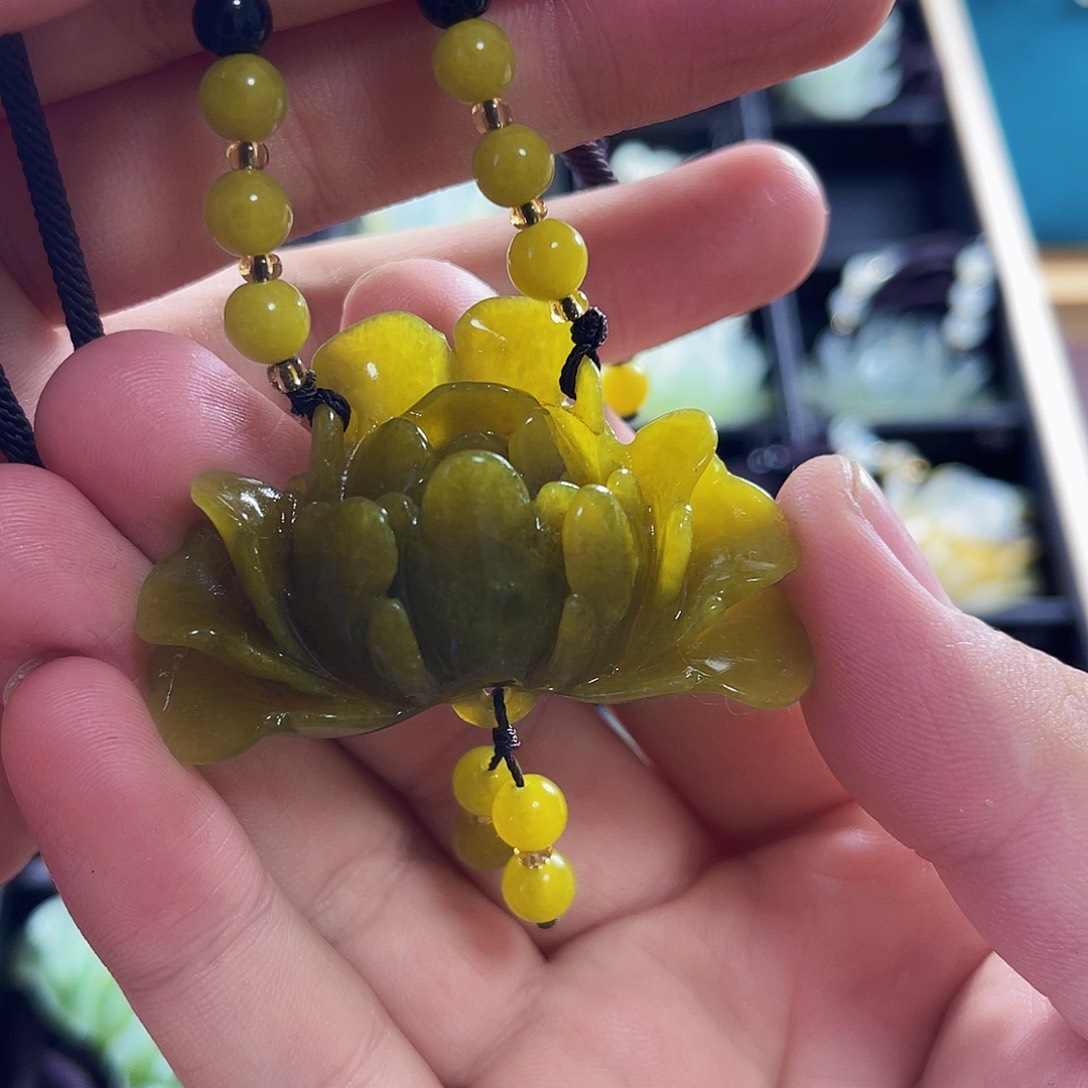 蛇纹石玉颈饰未镶嵌