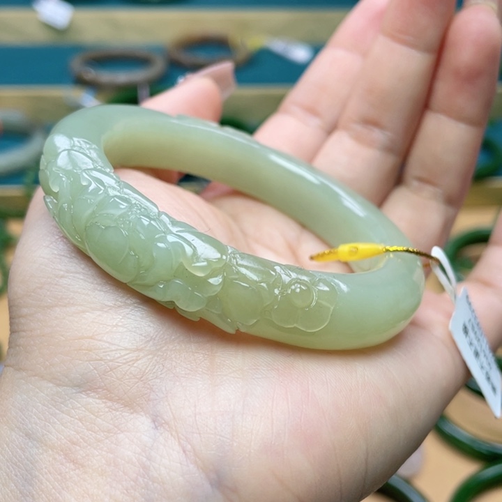 和田玉手镯 圈口56。编号105未镶嵌