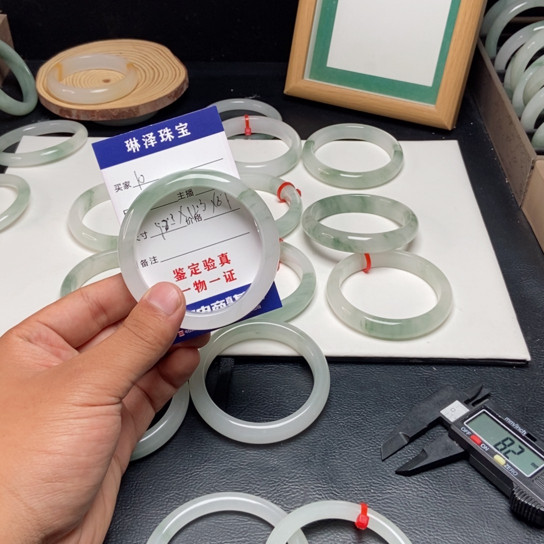 L***A未镶嵌手镯石英质玉10