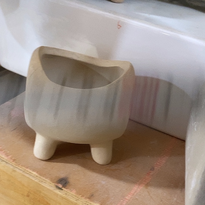 陶瓷花盆有孔 瑕疵介意勿拍 