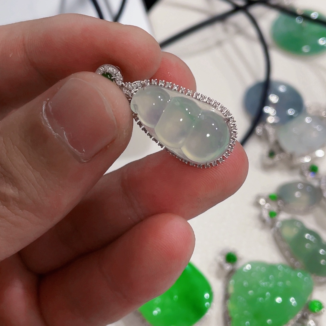 翡翠颈饰18K金镶嵌可****沫豆子