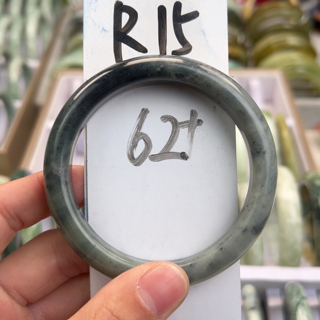 岫玉手镯未镶嵌天然岫玉微瑕，可以正常佩戴