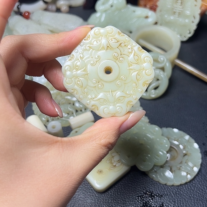 和田玉未镶嵌颈饰