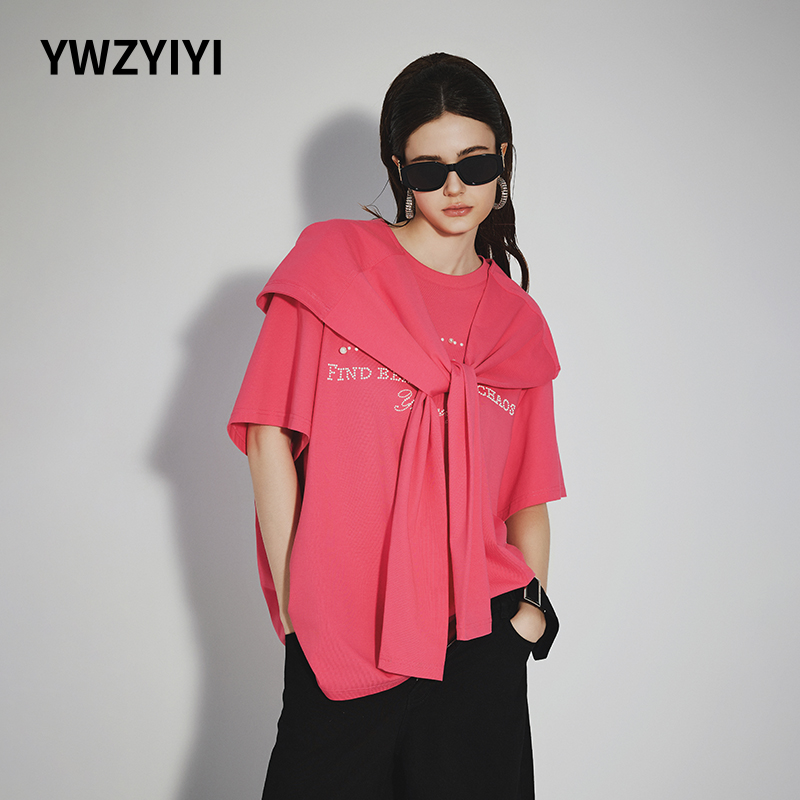 颜外之衣 玫红色烫钻艺术感印花配连帽披肩经典圆领T恤 LWWR1T740