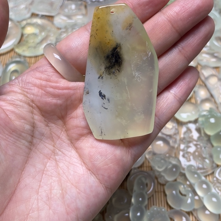 蛇纹石玉颈饰未镶嵌