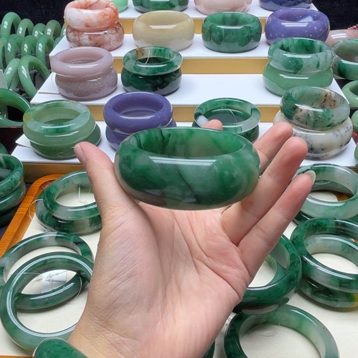 快***奶石英质玉（非洲翠）未镶嵌手镯