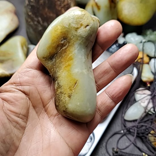 和田玉未镶嵌把件