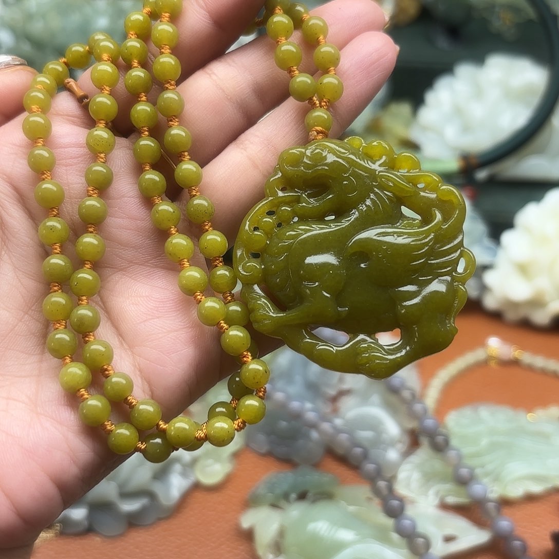 蛇纹石玉未镶嵌颈饰