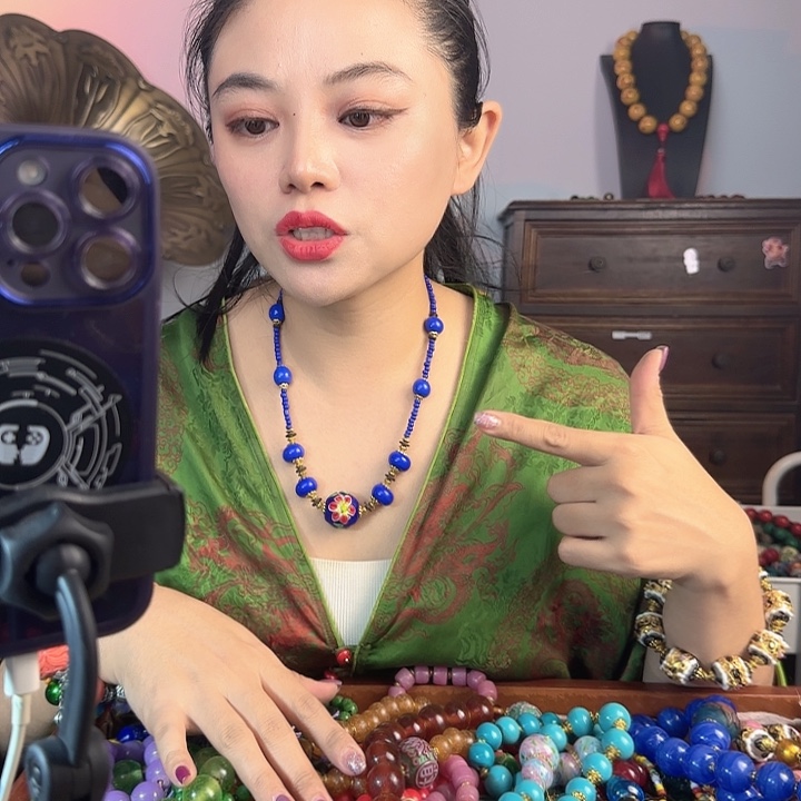 玻璃颈饰老琉璃的故事是一个人的故事吧笑