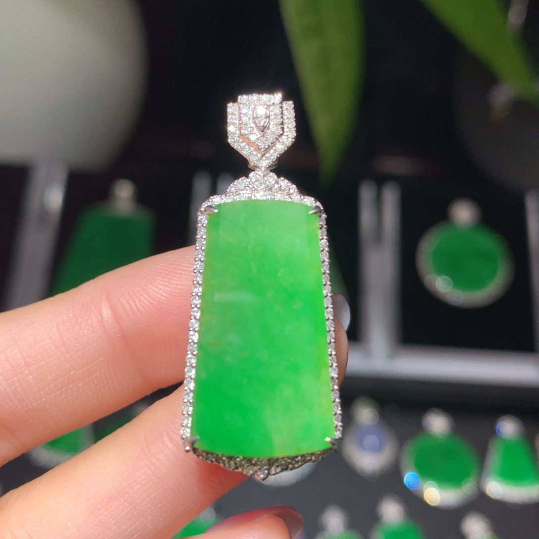 翡翠颈饰18K金镶嵌翡翠