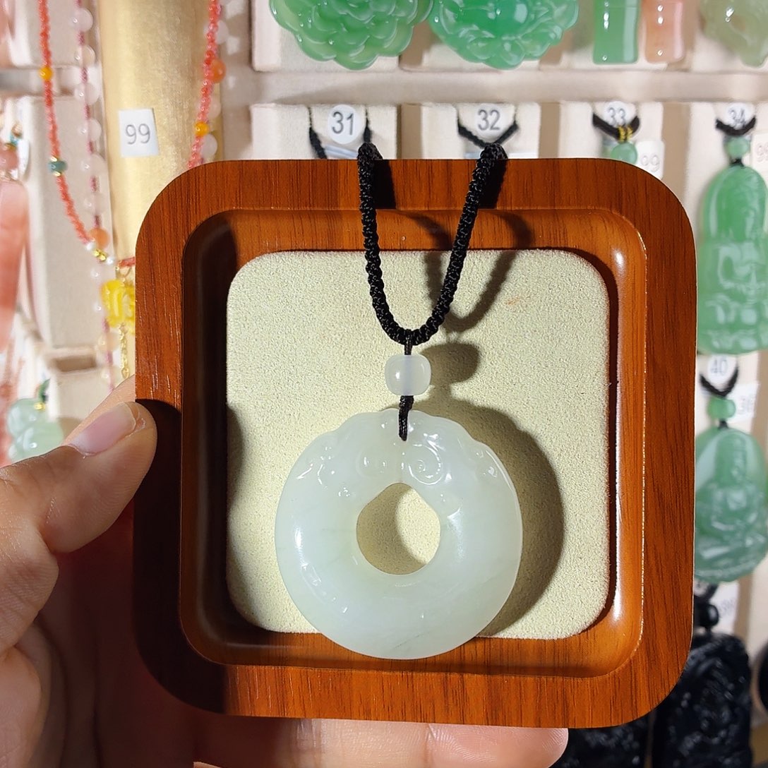 八***妹石英质玉（金丝玉）未镶嵌颈饰