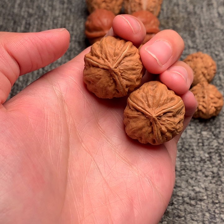 风***过文玩核桃吊坠三棱。            