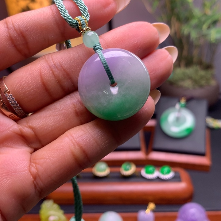 翡翠未镶嵌吊坠(赠链)