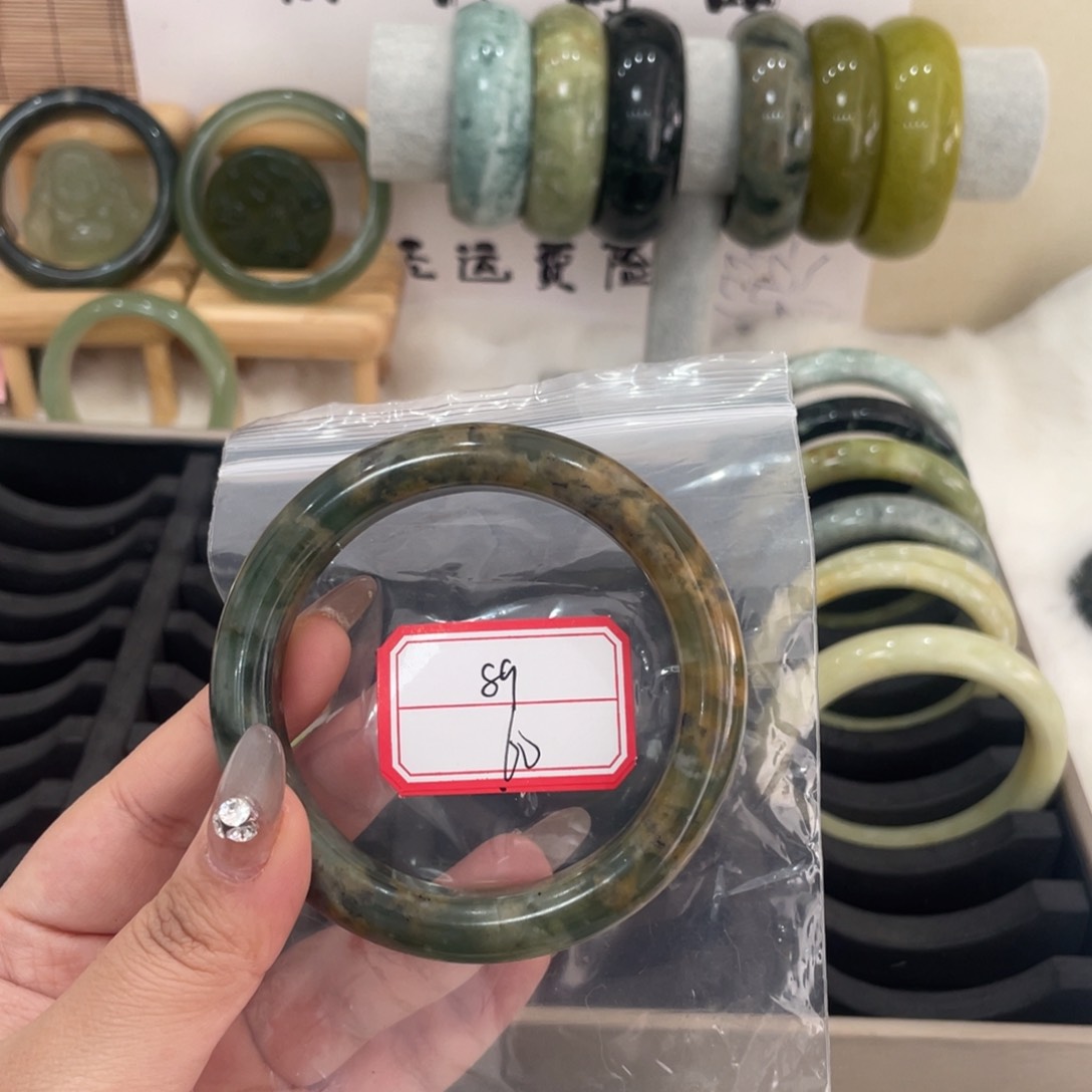 蛇纹石玉手镯未镶嵌